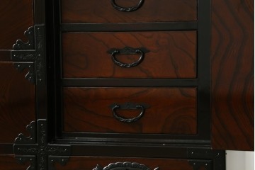 中古　超美品　仙台民芸箪笥(仙台箪笥)　木地呂塗り　高級ライン　牡丹金具と杢目が美しい四.五尺横長タンス　定価推定80万から100万円　(R-088150)