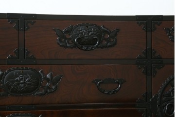 中古　超美品　仙台民芸箪笥(仙台箪笥)　木地呂塗り　高級ライン　牡丹金具と杢目が美しい四.五尺横長タンス　定価推定80万から100万円　(R-088150)