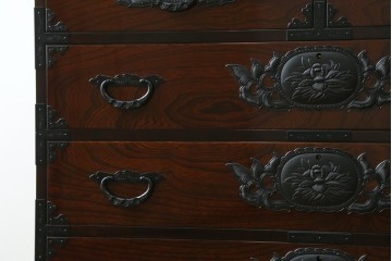 中古　超美品　仙台民芸箪笥(仙台箪笥)　木地呂塗り　高級ライン　牡丹金具と杢目が美しい四.五尺横長タンス　定価推定80万から100万円　(R-088150)