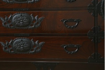 中古　超美品　仙台民芸箪笥(仙台箪笥)　木地呂塗り　高級ライン　牡丹金具と杢目が美しい四.五尺横長タンス　定価推定80万から100万円　(R-088150)