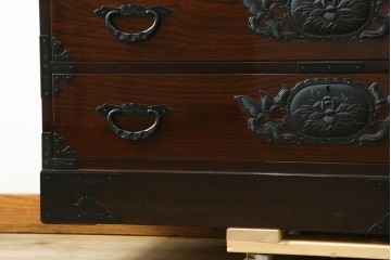 中古　超美品　仙台民芸箪笥(仙台箪笥)　木地呂塗り　高級ライン　牡丹金具と杢目が美しい四.五尺横長タンス　定価推定80万から100万円　(R-088150)