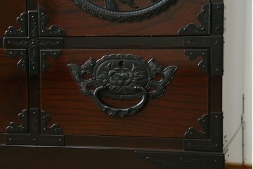 中古　超美品　仙台民芸箪笥(仙台箪笥)　木地呂塗り　高級ライン　牡丹金具と杢目が美しい四.五尺横長タンス　定価推定80万から100万円　(R-088150)