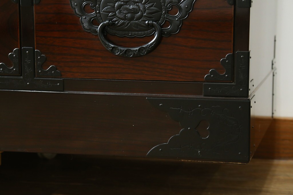 中古　超美品　仙台民芸箪笥(仙台箪笥)　木地呂塗り　高級ライン　牡丹金具と杢目が美しい四.五尺横長タンス　定価推定80万から100万円　(R-088150)