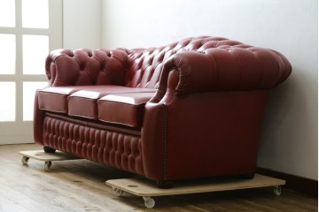 中古　超美品!!(使用1年未満)　高級品!!　職人ハンドメイドで丁寧に作りこまれたイギリス伝統の本革製チェスターフィールドソファ　定価約80万円　(R-088151)