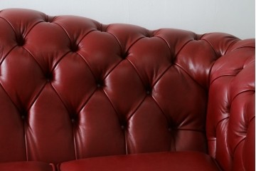 中古　超美品!!(使用1年未満)　高級品!!　職人ハンドメイドで丁寧に作りこまれたイギリス伝統の本革製チェスターフィールドソファ　定価約80万円　(R-088151)