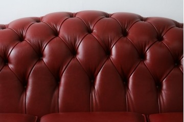 中古　超美品!!(使用1年未満)　高級品!!　職人ハンドメイドで丁寧に作りこまれたイギリス伝統の本革製チェスターフィールドソファ　定価約80万円　(R-088151)