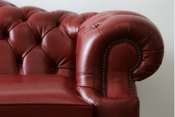 中古　超美品!!(使用1年未満)　高級品!!　職人ハンドメイドで丁寧に作りこまれたイギリス伝統の本革製チェスターフィールドソファ　定価約80万円　(R-088151)