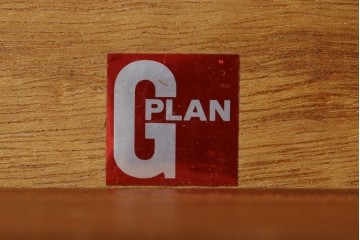 イギリスヴィンテージ　G-PLAN(ジープラン)　Fresco(フレスコ)シリーズ　幅広ミラーが印象的なドレッサー　(R-088152)