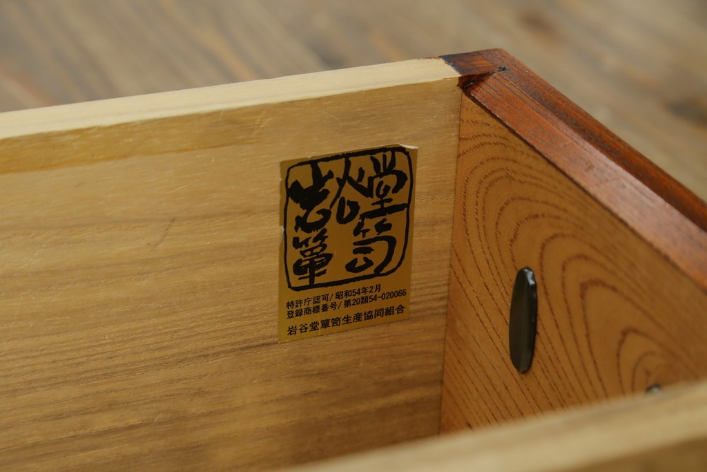 中古　美品　特注品　最高級品　職人手造り　通産大臣指定伝統的工芸品　岩谷堂箪笥　総欅(ケヤキ)材　二段重ね階段箪笥　(R-088154)
