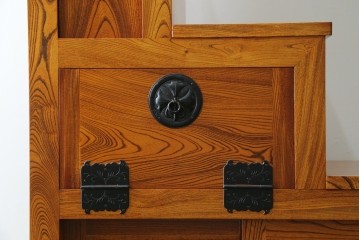 中古　美品　特注品　最高級品　職人手造り　通産大臣指定伝統的工芸品　岩谷堂箪笥　総欅(ケヤキ)材　二段重ね階段箪笥　(R-088154)
