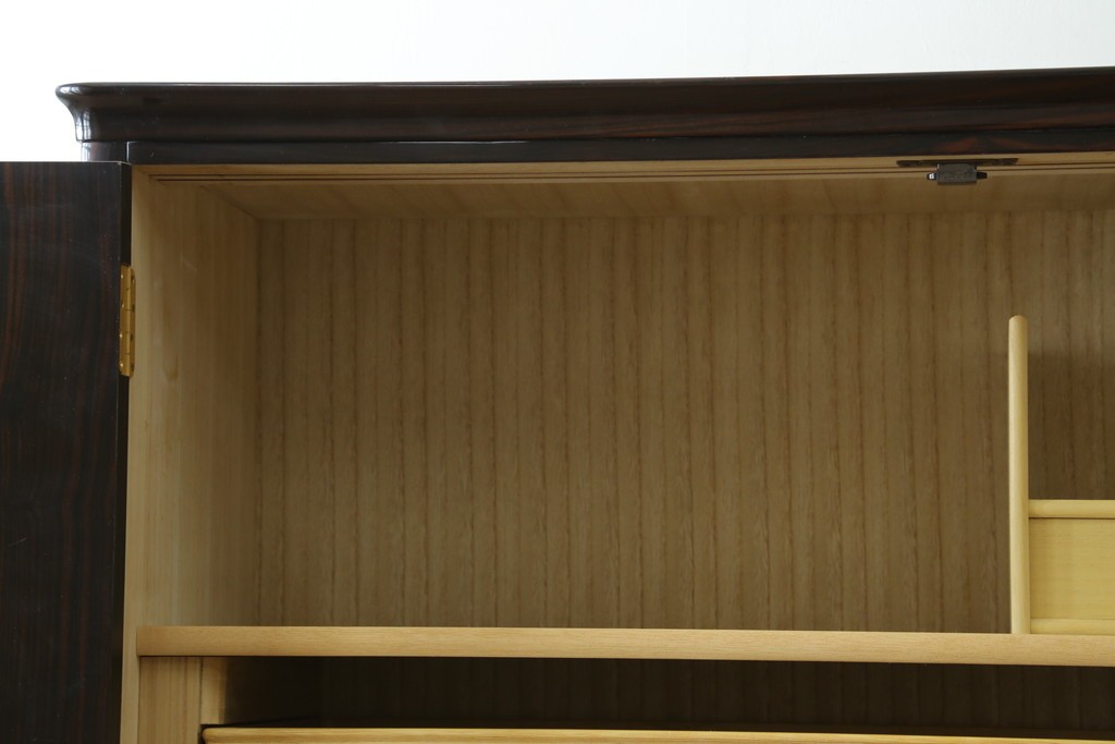 中古　高級品!!　黒檀(コクタン)材　蒔絵入り　内部の仕上げまで丁寧に作りこまれた着物箪笥　定価約200万円　(R-088155)