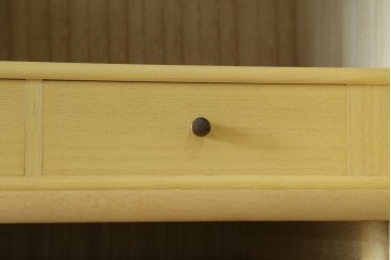 中古　高級品!!　黒檀(コクタン)材　蒔絵入り　内部の仕上げまで丁寧に作りこまれた着物箪笥　定価約200万円　(R-088155)