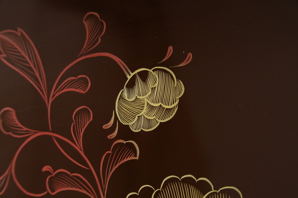 中古　高級品!!　黒檀(コクタン)材　蒔絵入り　内部の仕上げまで丁寧に作りこまれた着物箪笥　定価約200万円　(R-088155)