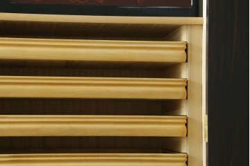 中古　高級品!!　黒檀(コクタン)材　蒔絵入り　内部の仕上げまで丁寧に作りこまれた着物箪笥　定価約200万円　(R-088155)
