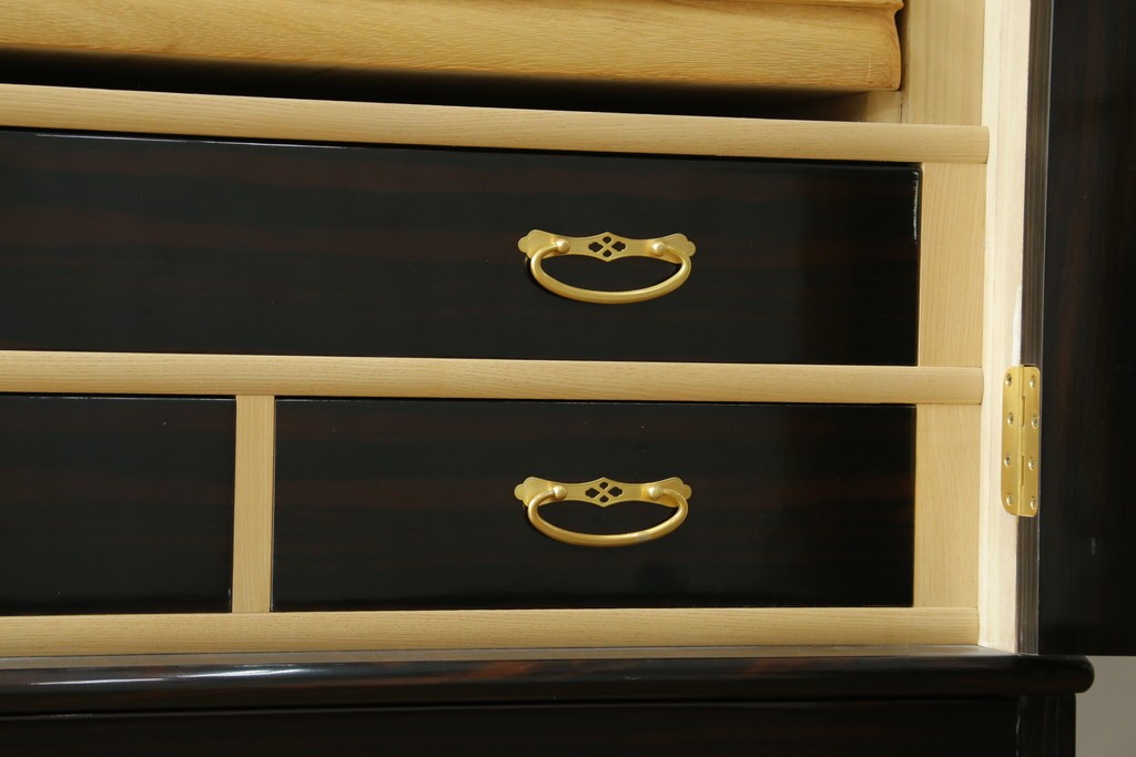 中古　高級品!!　黒檀(コクタン)材　蒔絵入り　内部の仕上げまで丁寧に作りこまれた着物箪笥　定価約200万円　(R-088155)