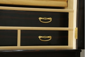中古　高級品!!　黒檀(コクタン)材　蒔絵入り　内部の仕上げまで丁寧に作りこまれた着物箪笥　定価約200万円　(R-088155)