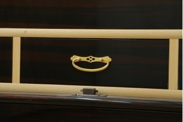 中古　高級品!!　黒檀(コクタン)材　蒔絵入り　内部の仕上げまで丁寧に作りこまれた着物箪笥　定価約200万円　(R-088155)