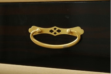 中古　高級品!!　黒檀(コクタン)材　蒔絵入り　内部の仕上げまで丁寧に作りこまれた着物箪笥　定価約200万円　(R-088155)