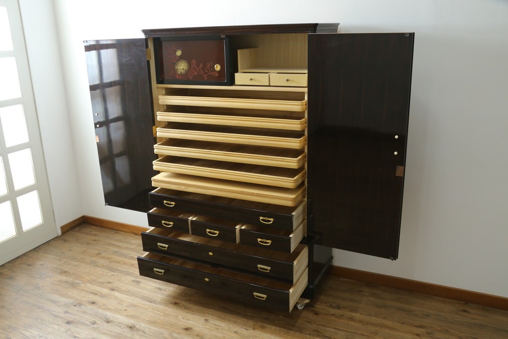 中古　高級品!!　黒檀(コクタン)材　蒔絵入り　内部の仕上げまで丁寧に作りこまれた着物箪笥　定価約200万円　(R-088155)