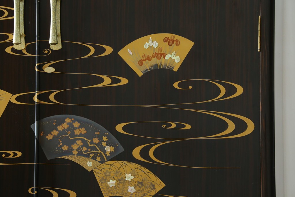 中古　高級品!!　黒檀(コクタン)材　蒔絵入り　内部の仕上げまで丁寧に作りこまれた着物箪笥　定価約200万円　(R-088155)