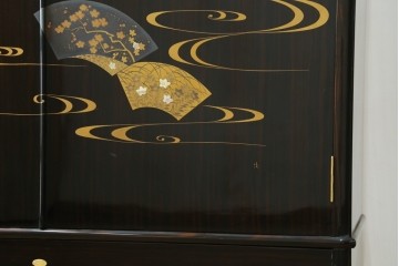 中古　高級品!!　黒檀(コクタン)材　蒔絵入り　内部の仕上げまで丁寧に作りこまれた着物箪笥　定価約200万円　(R-088155)