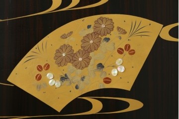 中古　高級品!!　黒檀(コクタン)材　蒔絵入り　内部の仕上げまで丁寧に作りこまれた着物箪笥　定価約200万円　(R-088155)