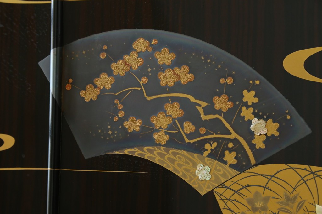 中古　高級品!!　黒檀(コクタン)材　蒔絵入り　内部の仕上げまで丁寧に作りこまれた着物箪笥　定価約200万円　(R-088155)