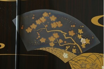 中古　高級品!!　黒檀(コクタン)材　蒔絵入り　内部の仕上げまで丁寧に作りこまれた着物箪笥　定価約200万円　(R-088155)