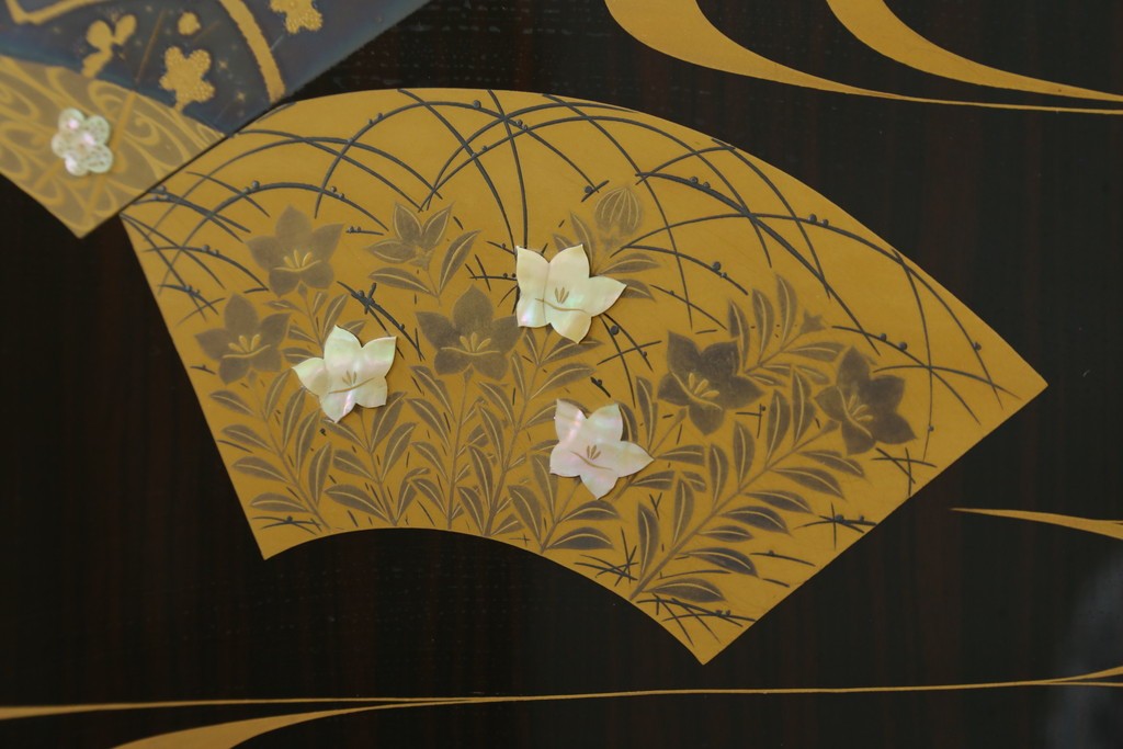 中古　高級品!!　黒檀(コクタン)材　蒔絵入り　内部の仕上げまで丁寧に作りこまれた着物箪笥　定価約200万円　(R-088155)