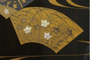 中古　高級品!!　黒檀(コクタン)材　蒔絵入り　内部の仕上げまで丁寧に作りこまれた着物箪笥　定価約200万円　(R-088155)