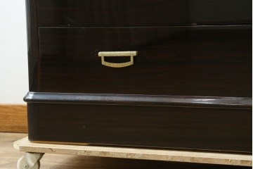 中古　高級品!!　黒檀(コクタン)材　蒔絵入り　内部の仕上げまで丁寧に作りこまれた着物箪笥　定価約200万円　(R-088155)