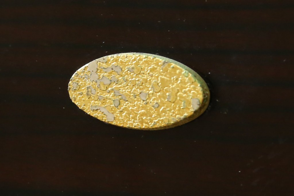 中古　高級品!!　黒檀(コクタン)材　蒔絵入り　内部の仕上げまで丁寧に作りこまれた着物箪笥　定価約200万円　(R-088155)