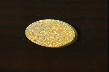 中古　高級品!!　黒檀(コクタン)材　蒔絵入り　内部の仕上げまで丁寧に作りこまれた着物箪笥　定価約200万円　(R-088155)