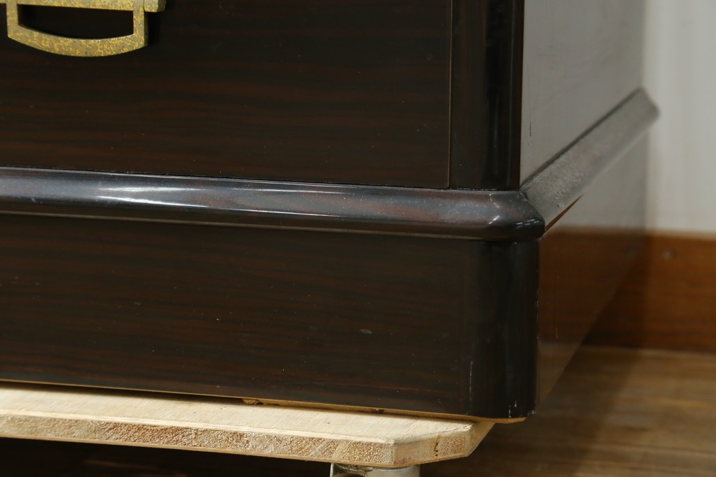 中古　高級品!!　黒檀(コクタン)材　蒔絵入り　内部の仕上げまで丁寧に作りこまれた着物箪笥　定価約200万円　(R-088155)