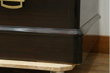 中古　高級品!!　黒檀(コクタン)材　蒔絵入り　内部の仕上げまで丁寧に作りこまれた着物箪笥　定価約200万円　(R-088155)