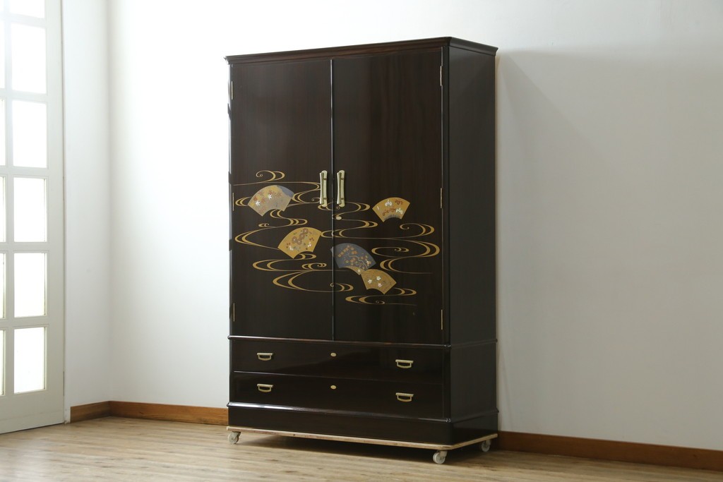 中古　高級品!!　黒檀(コクタン)材　蒔絵入り　内部の仕上げまで丁寧に作りこまれた着物箪笥　定価約200万円　(R-088155)