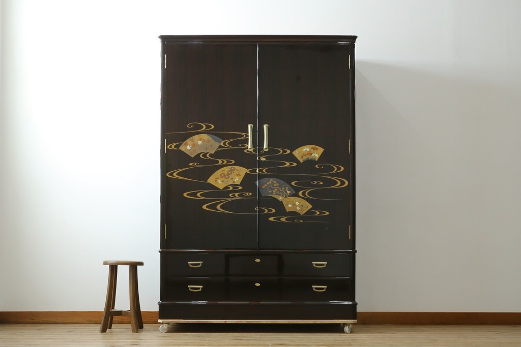 中古　高級品!!　黒檀(コクタン)材　蒔絵入り　内部の仕上げまで丁寧に作りこまれた着物箪笥　定価約200万円　(R-088155)