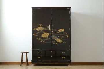 中古　高級品!!　黒檀(コクタン)材　蒔絵入り　内部の仕上げまで丁寧に作りこまれた着物箪笥　定価約200万円　(R-088155)