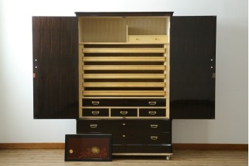 中古　高級品!!　黒檀(コクタン)材　蒔絵入り　内部の仕上げまで丁寧に作りこまれた着物箪笥　定価約200万円　(R-088155)