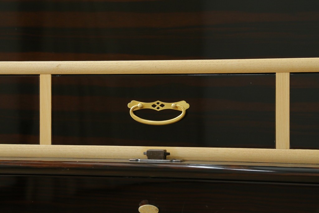 中古　高級品!!　黒檀(コクタン)材　蒔絵入り　内部の仕上げまで丁寧に作りこまれた着物箪笥　定価約200万円　(R-088155)