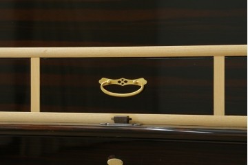 中古　高級品!!　黒檀(コクタン)材　蒔絵入り　内部の仕上げまで丁寧に作りこまれた着物箪笥　定価約200万円　(R-088155)
