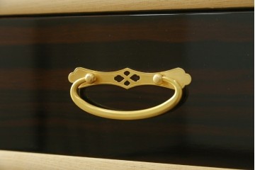 中古　高級品!!　黒檀(コクタン)材　蒔絵入り　内部の仕上げまで丁寧に作りこまれた着物箪笥　定価約200万円　(R-088155)