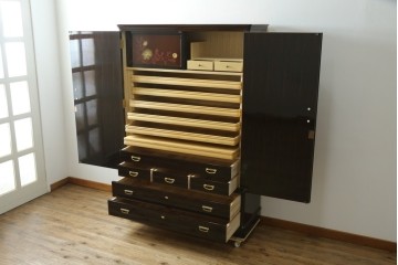 中古　高級品!!　黒檀(コクタン)材　蒔絵入り　内部の仕上げまで丁寧に作りこまれた着物箪笥　定価約200万円　(R-088155)