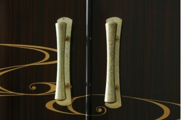中古　高級品!!　黒檀(コクタン)材　蒔絵入り　内部の仕上げまで丁寧に作りこまれた着物箪笥　定価約200万円　(R-088155)