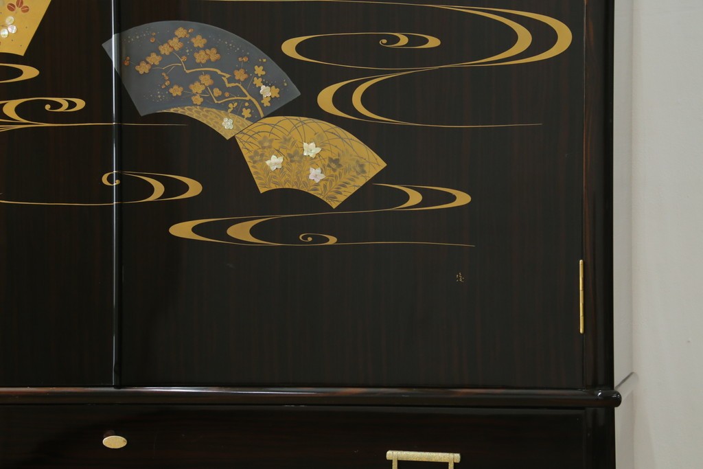 中古　高級品!!　黒檀(コクタン)材　蒔絵入り　内部の仕上げまで丁寧に作りこまれた着物箪笥　定価約200万円　(R-088155)