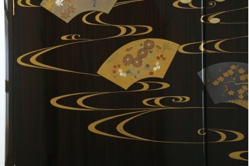 中古　高級品!!　黒檀(コクタン)材　蒔絵入り　内部の仕上げまで丁寧に作りこまれた着物箪笥　定価約200万円　(R-088155)
