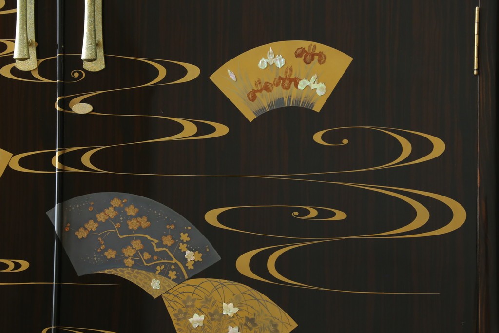 中古　高級品!!　黒檀(コクタン)材　蒔絵入り　内部の仕上げまで丁寧に作りこまれた着物箪笥　定価約200万円　(R-088155)