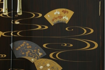 中古　高級品!!　黒檀(コクタン)材　蒔絵入り　内部の仕上げまで丁寧に作りこまれた着物箪笥　定価約200万円　(R-088155)