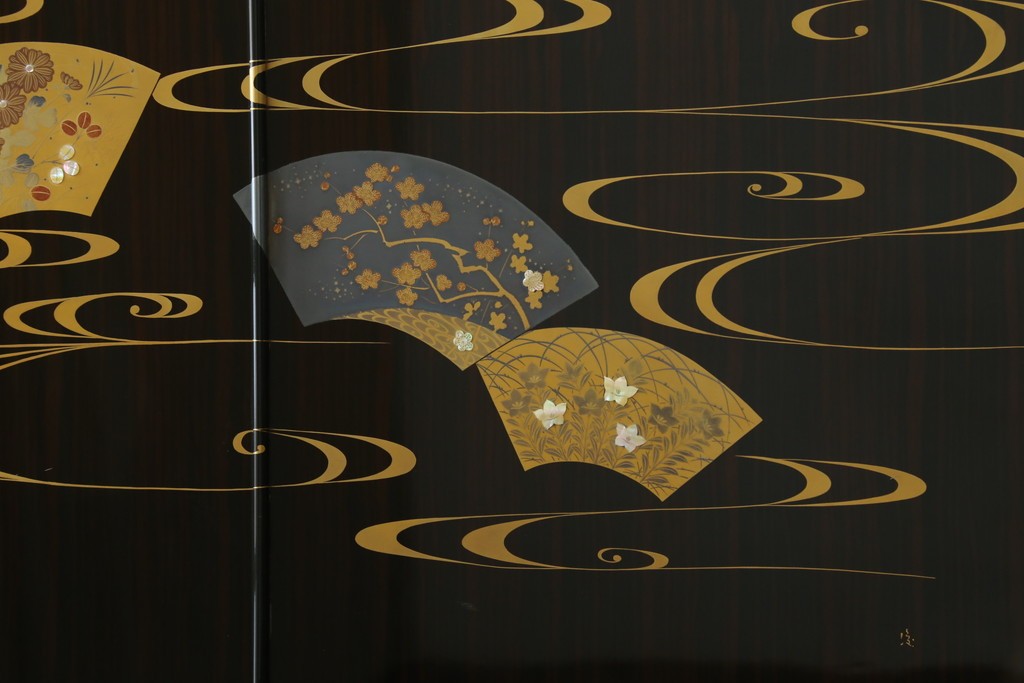 中古　高級品!!　黒檀(コクタン)材　蒔絵入り　内部の仕上げまで丁寧に作りこまれた着物箪笥　定価約200万円　(R-088155)