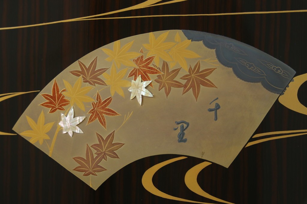 中古　高級品!!　黒檀(コクタン)材　蒔絵入り　内部の仕上げまで丁寧に作りこまれた着物箪笥　定価約200万円　(R-088155)